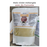 Farine de maïs violet mélangée avec du curcuma