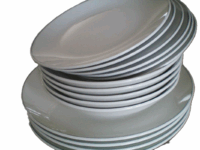 DOUZAINE D'ASSIETTES EN PORCELAINE BLANCHE