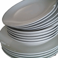 DOUZAINE D'ASSIETTES EN PORCELAINE BLANCHE